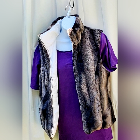 ReversibleThick and Cozy Ladies Puffer / Faux Fur Vest - Picture 5 of 10